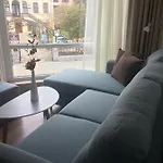 мони