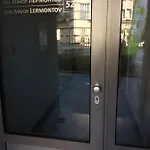 мони