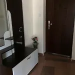 мони