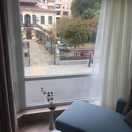 мони * Μπουργκάς