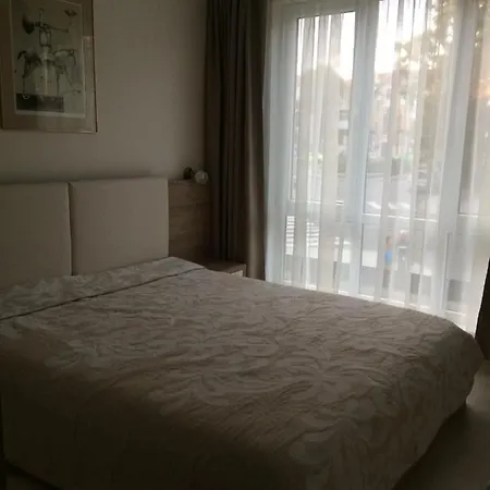 мони * Μπουργκάς