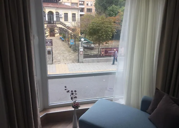 мони * Бургас